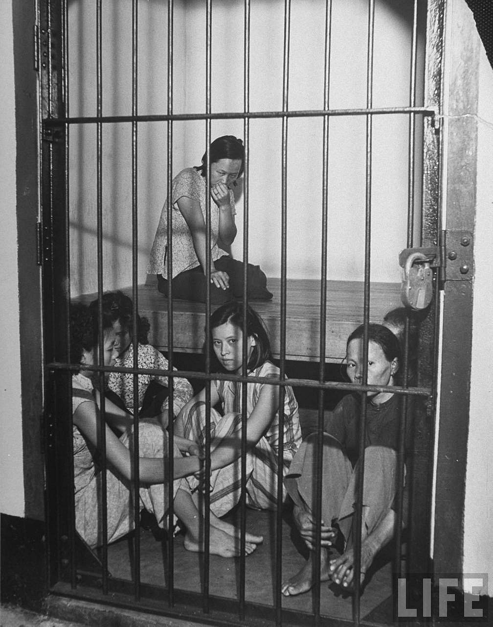 Секс с заключенными во дворе женской тюрьмы