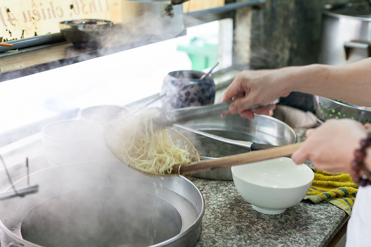 Hẻm Gems: Sủi Cảo and Handmade Noodles, a Match Made in Food Heaven - Saigoneer