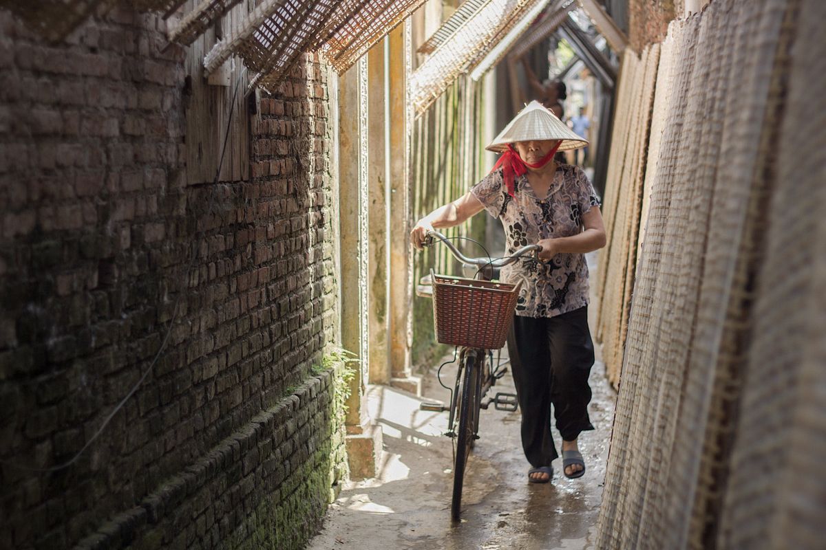 [Photos] In Tho Ha Village, Locals Work From Dawn to Create Rice Paper - Saigoneer