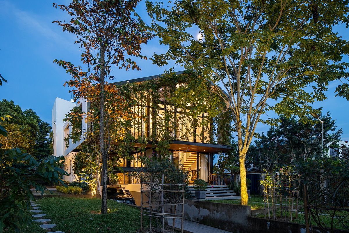 On a Hill in Huế, a Glass-Filled Home Welcomes Natural Light With Open ...