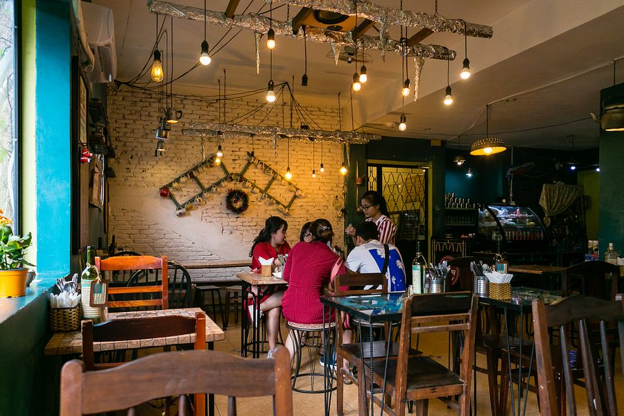 Hẻm Gems: On the Hunt for Succulent Seared Chicken in an Old French Apartment