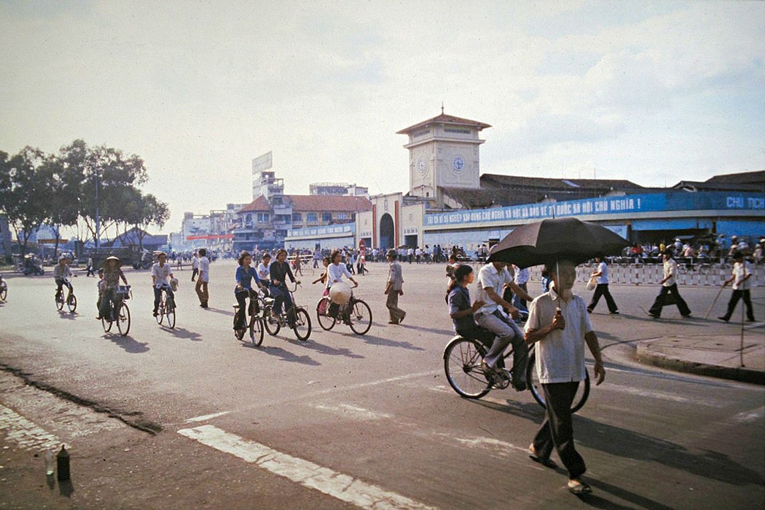 Năm 1979 Saigon đã đi qua những biến động lớn và để lại nhiều ký ức cho người dân thành phố. Hãy xem hình ảnh liên quan để tưởng nhớ quá khứ và cảm nhận sự thay đổi của đất nước.
