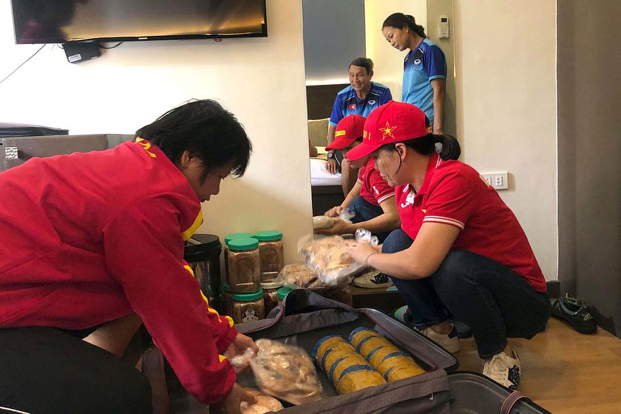 2 Fans Fly to the Philippines With 60kg of Food for Vietnam's Female Football Team