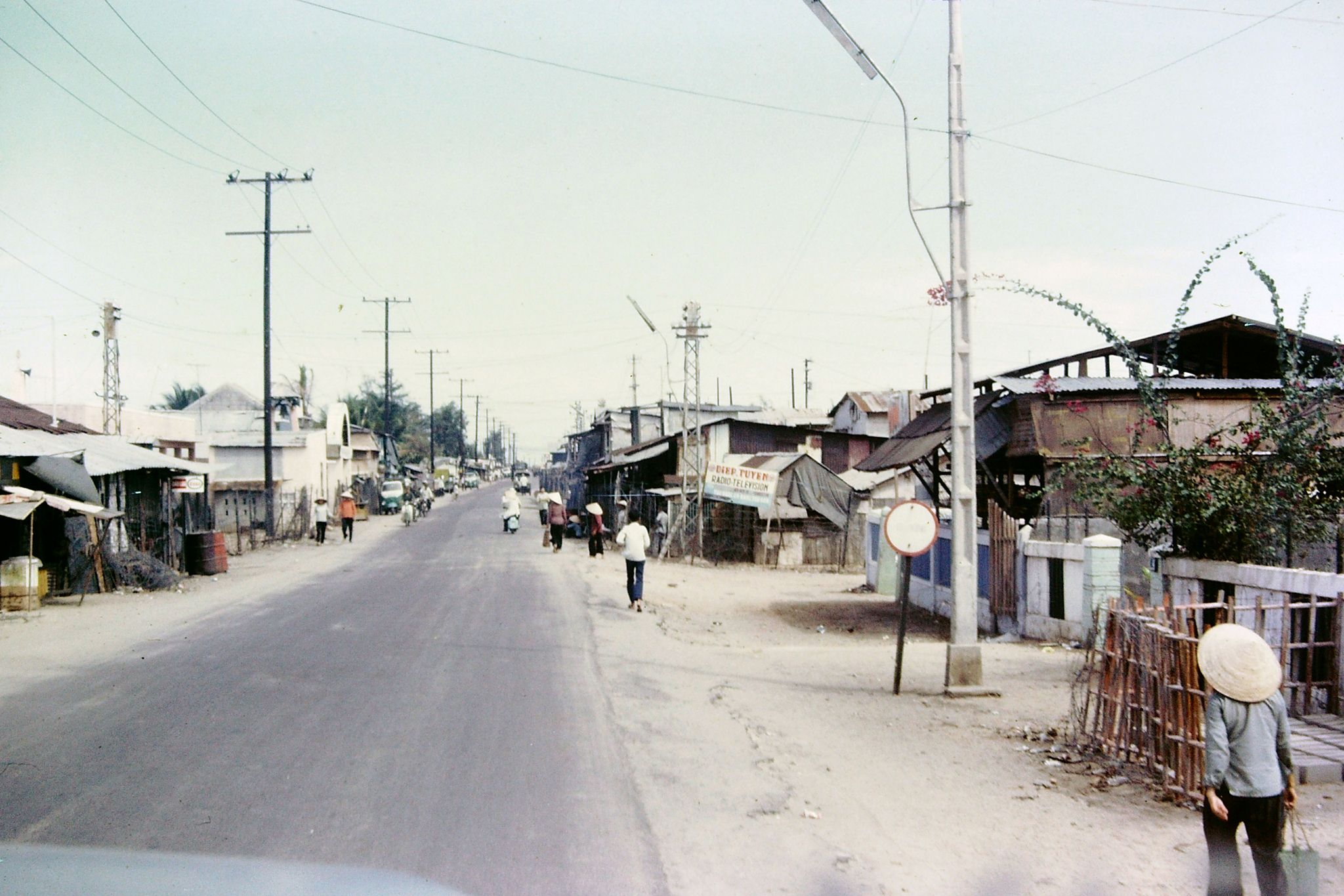 [Photos] A Road Trip Across Vietnam's Barren Landscapes in the 1970s - Saigoneer