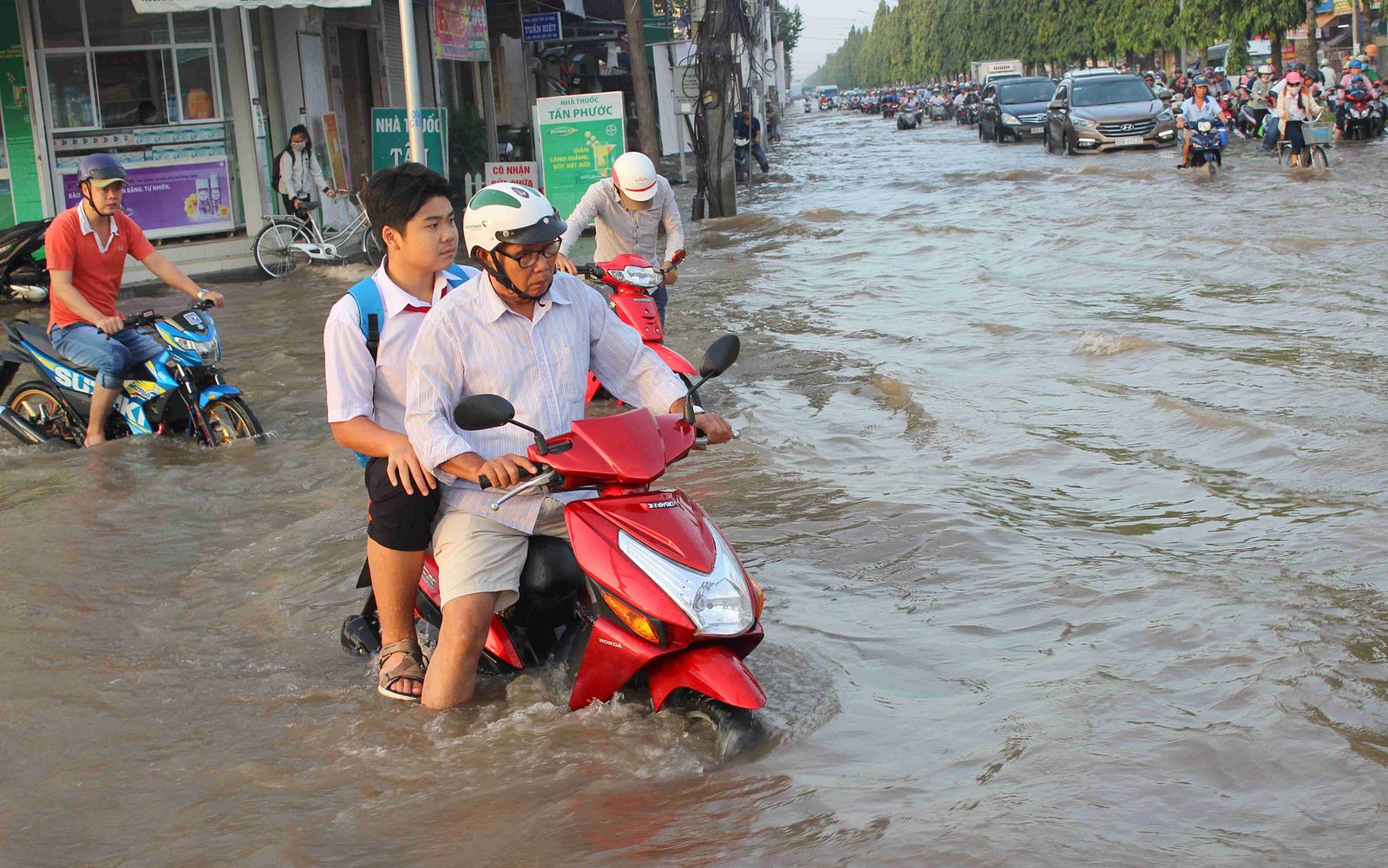 severe-flooding-drowns-can-tho-as-tides-reach-highest-levels-in-30