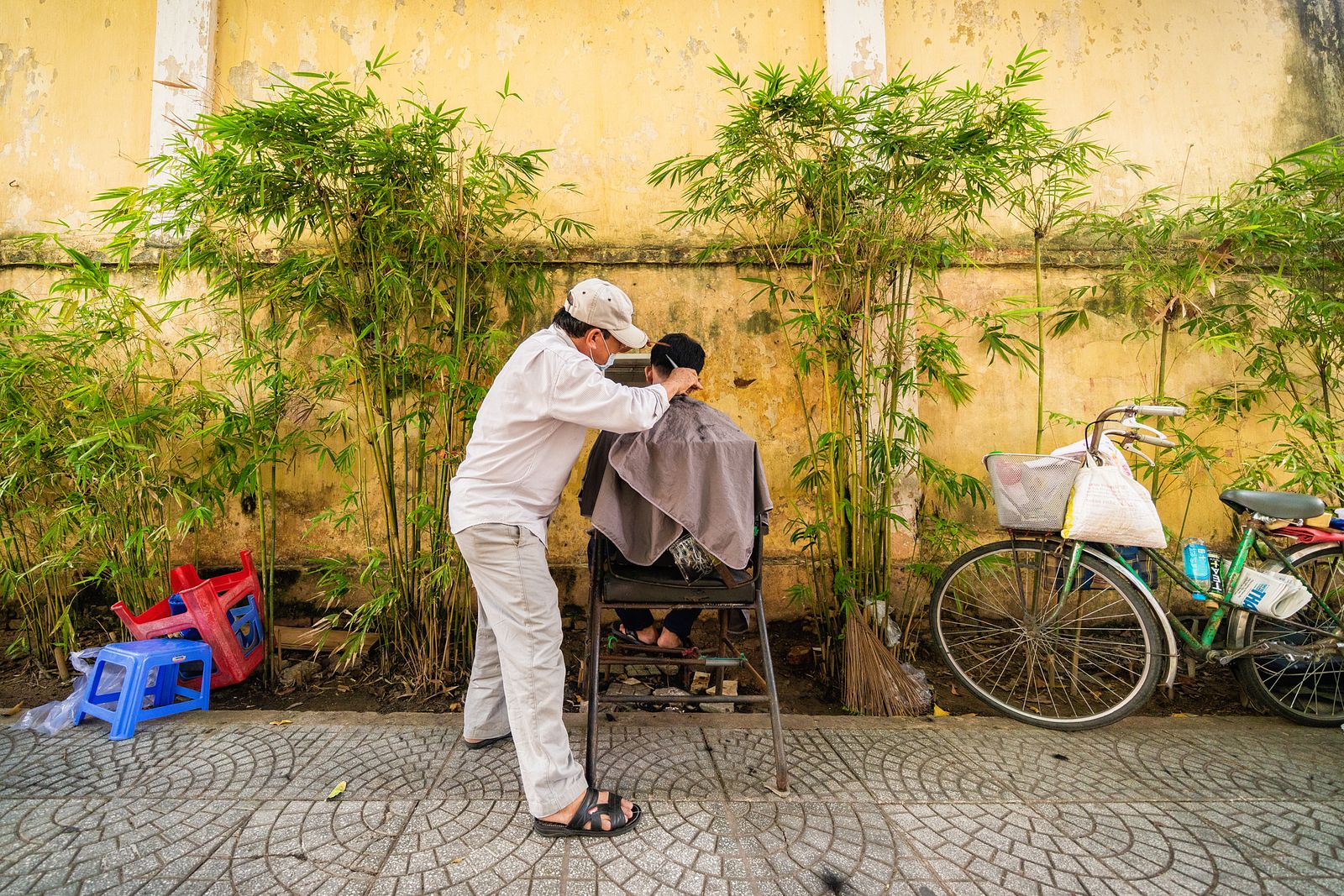 Video] Sidewalk Barbers: The Very Saigon Comfort of Getting a Haircut on  the Street - Saigoneer