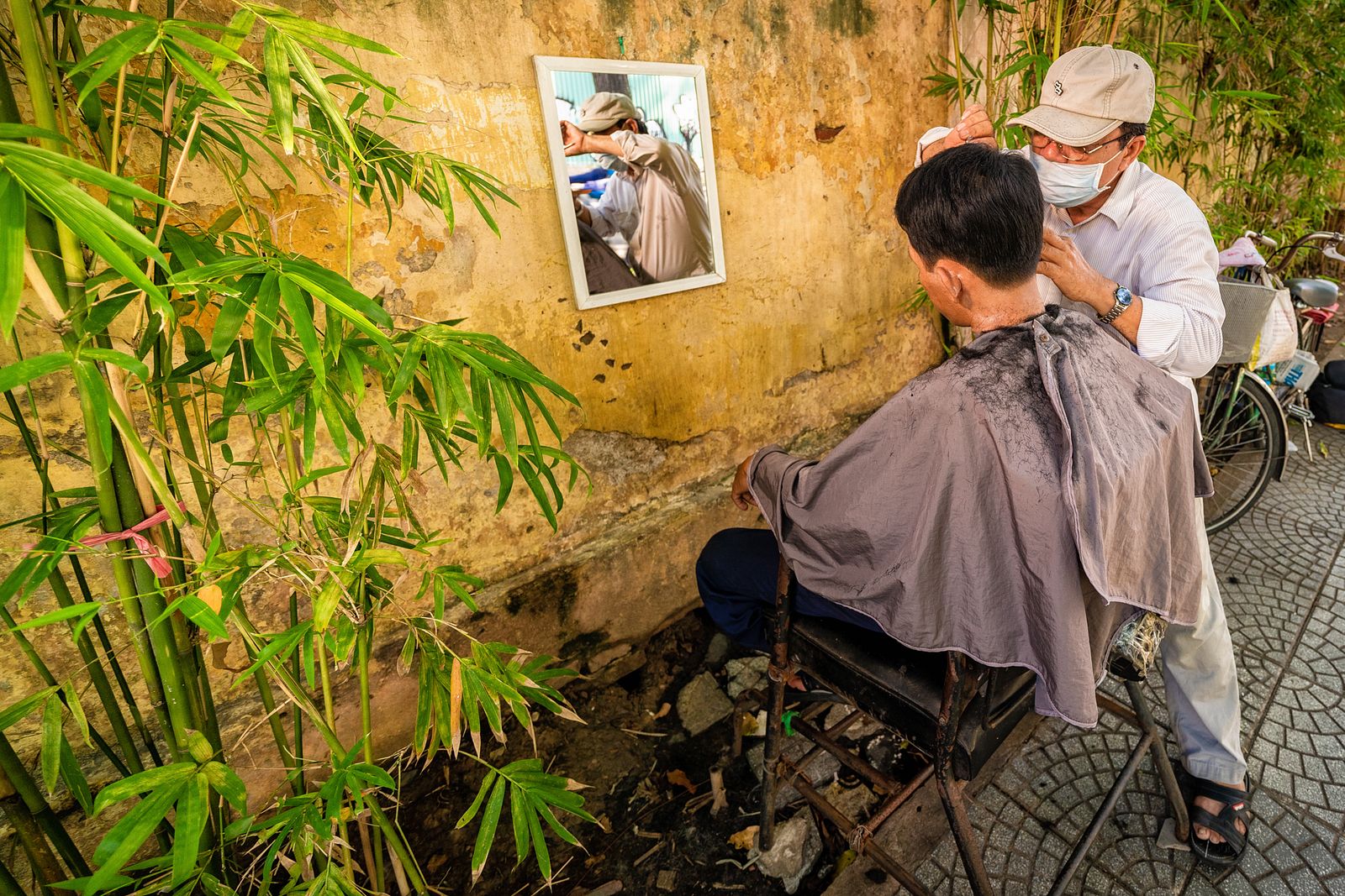 Ngày hội cắt tóc Hà Nội Từ phòng điều hòa tới vỉa hè thợ cắt tóc đều  mỏi tay  VTVVN