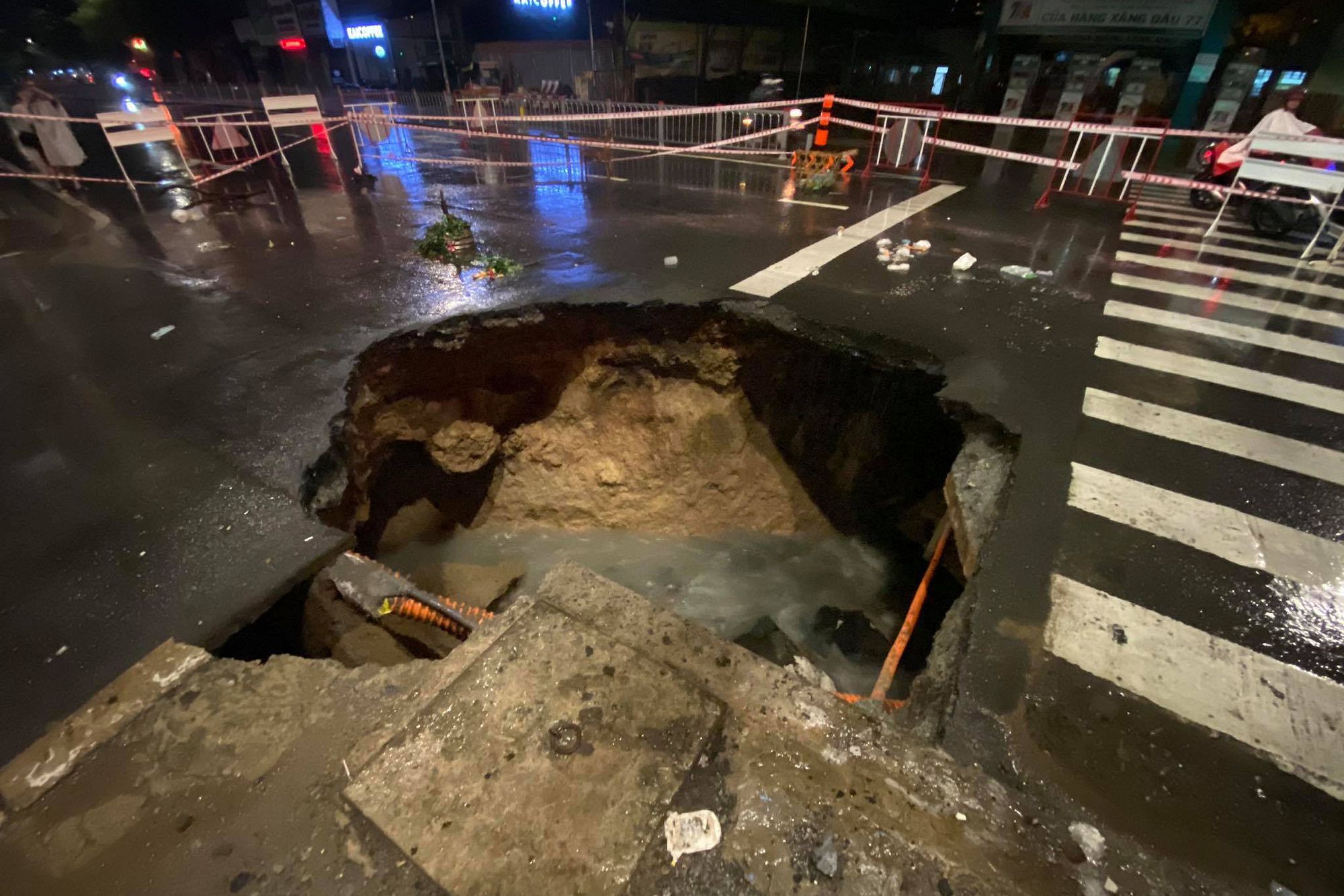 Large Sinkhole Appears in Go Vap During Thunderstorm Last Night