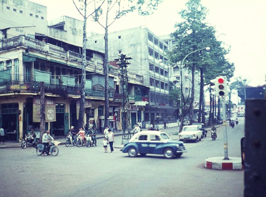 [Photos] Getting Lost in Traffic on Late 1960s Chau Van Liem Boulevard ...