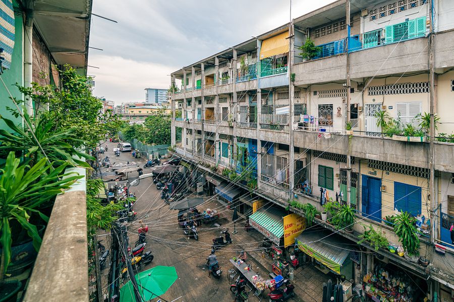 Morning Stories: Karaoke Noise Feud, Russia Lifts VN Travel Ban and More Airports