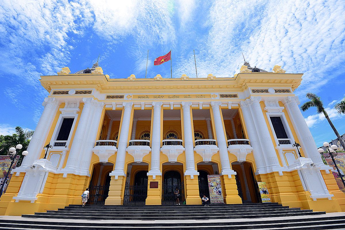 experts-outraged-after-hanoi-opera-house-repainted-without-permission