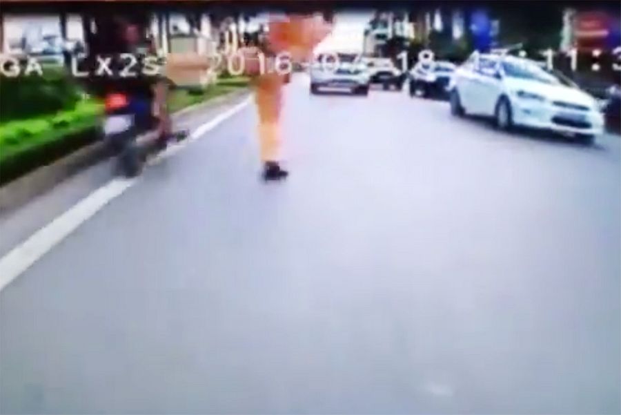 [Video] Hanoi Cop Suspended After Kung Fu Kick to Motorbike