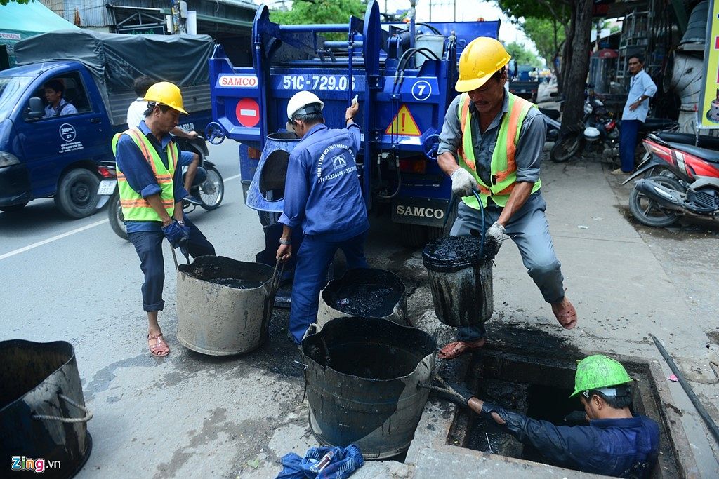 [Photos] Inside the Lives of Saigon's Sewer Workers - Saigoneer