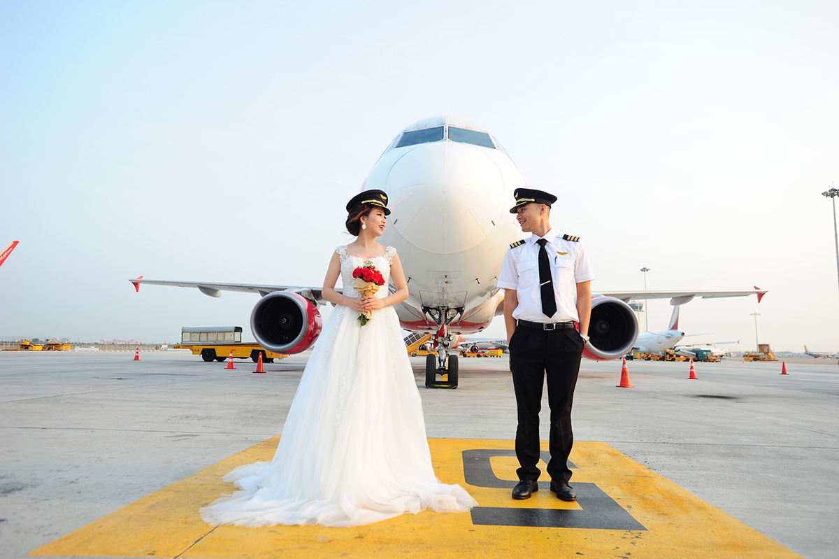married chick messes pilots