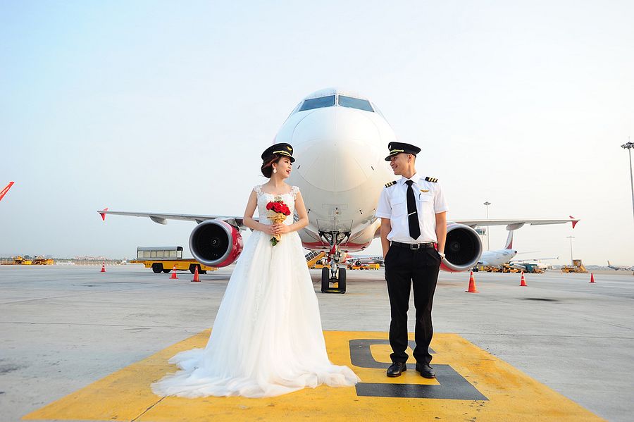 [Photos] VietJet Co-Pilots Get Married, Take Tarmac Wedding Photos