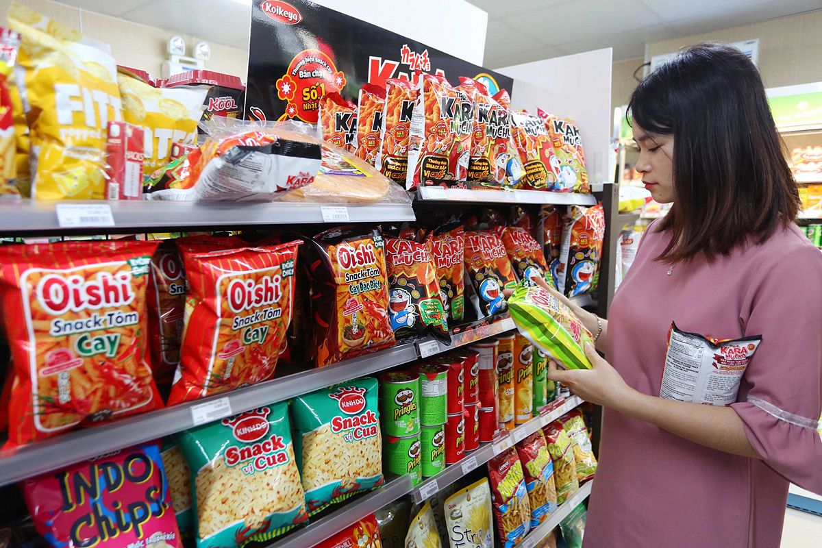 vietnam-spends-354m-on-snacks-in-2017-report-saigoneer