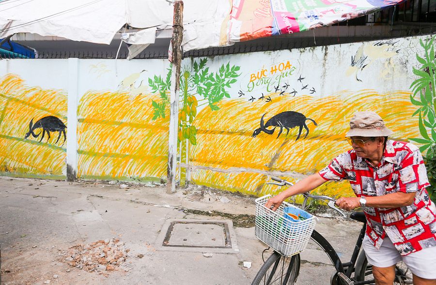 [Photos] Saigon's Oldest Street Artist Jazzes up the Hẻms of D4