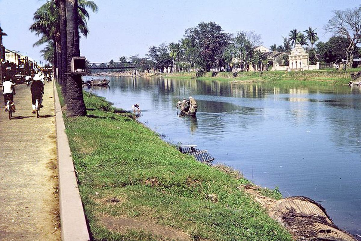 Photos The Sleepy Small Town Vibes Of Central Vietnam In The Early   BKHZcBOh 