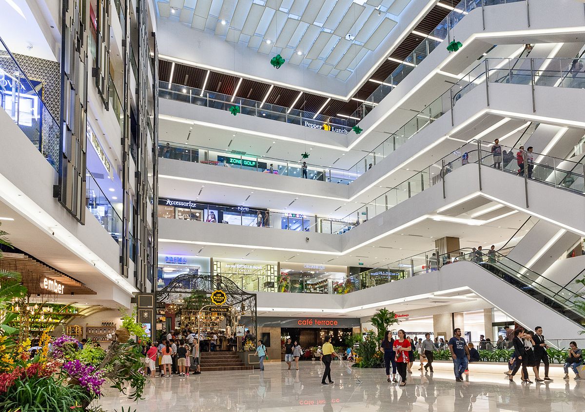 Trung tâm thương mại Saigon Center rộng rãi, tiện ích