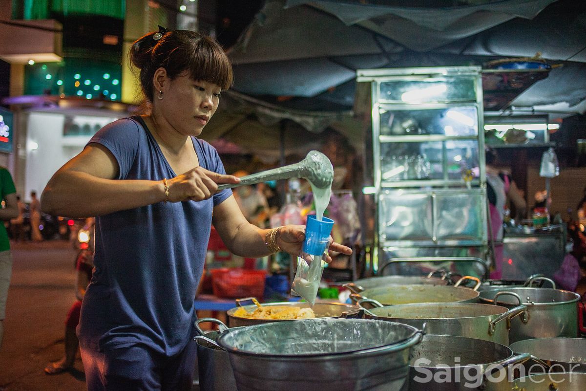 [Video] Hẻm Gems: The Merits of Chè Dim Sum - Saigoneer