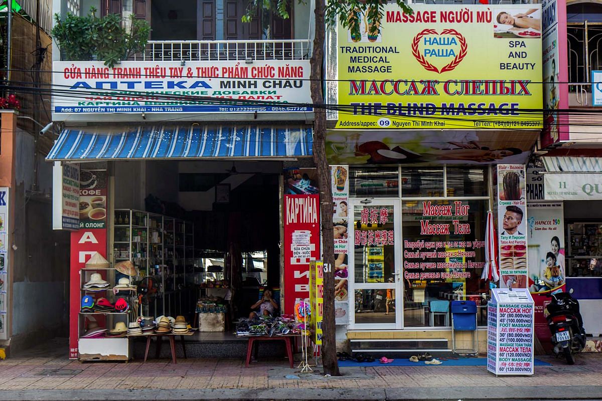 Nha Trang Starts Clearing Advertisements Written in Chinese and Russian