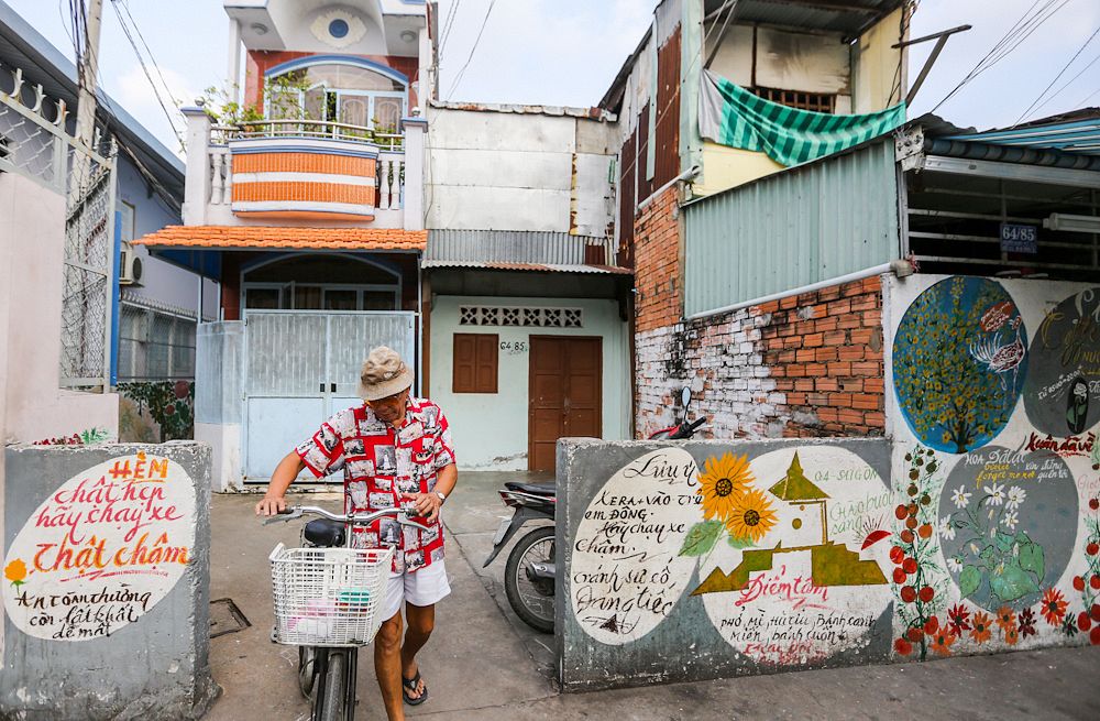 Photos] Saigon\'s Oldest Street Artist Jazzes up the Hẻms of D4 ...