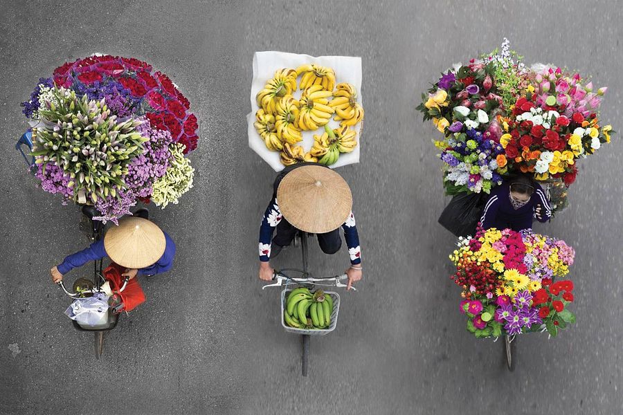 [Photos] Dutch Photographer Captures the Beauty of Hanoi's Street Vendor From a Unique Perspective