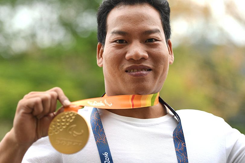 Weightlifter Clinches Vietnam's FirstEver Paralympics Gold Medal