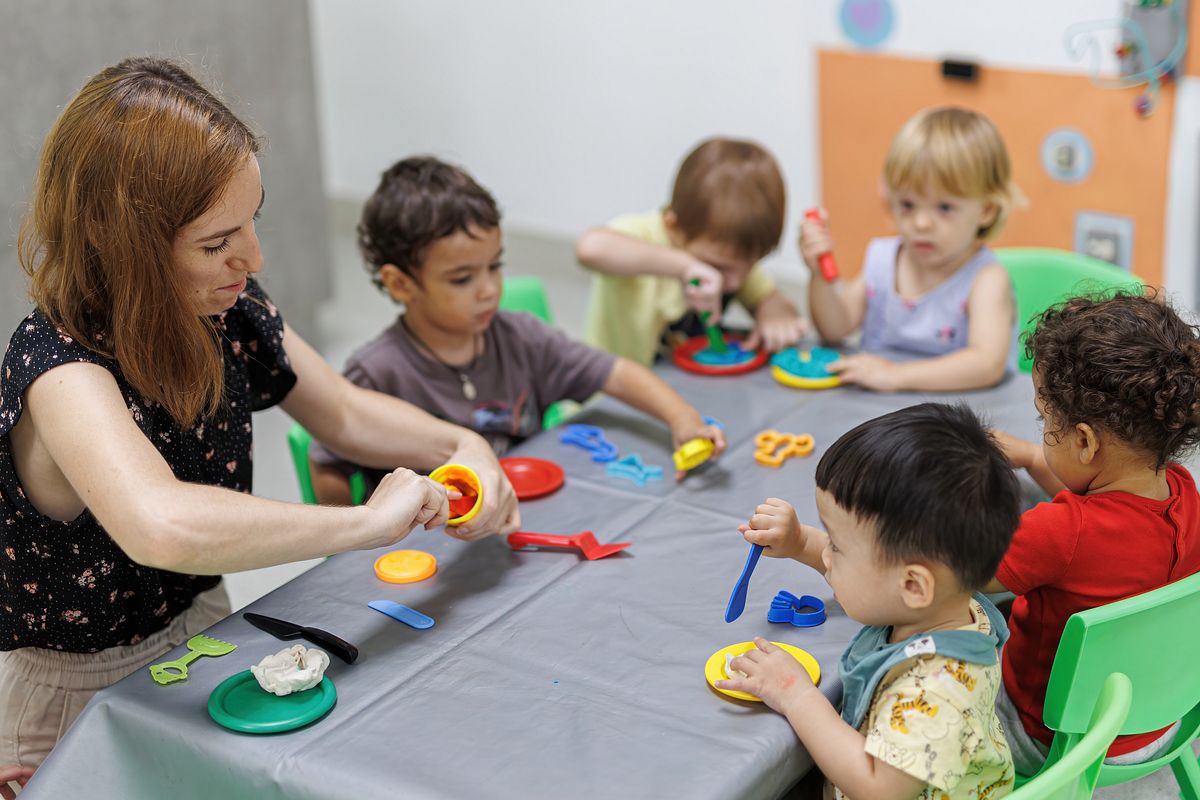 All About Me (C'est Moi!) in FRENCH. Great first days of school activity!   First day of school activities, French preschool activities, First day of  school