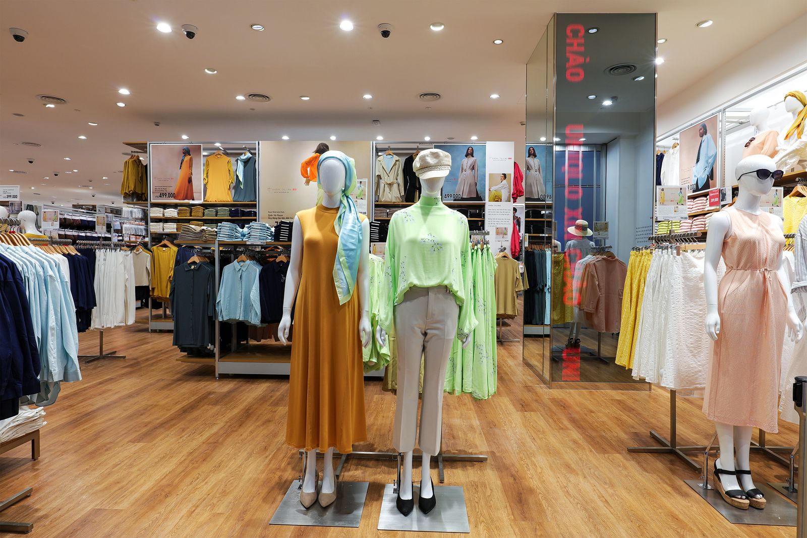 Experience the Japanese services with UNIQLOs new store at AEON MALL Long  Bien  AEONMALL Vietnam