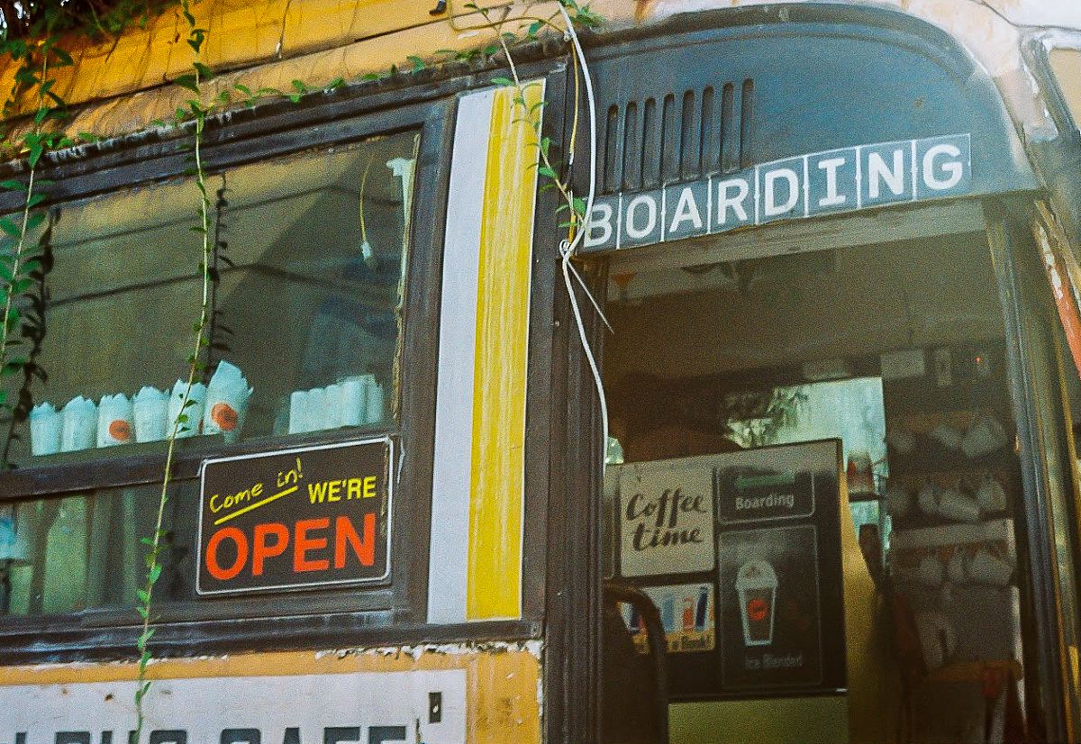 Ngõ Nooks: Thưởng thức cà phê trên xe buýt tại Hanoi Bus Cafe