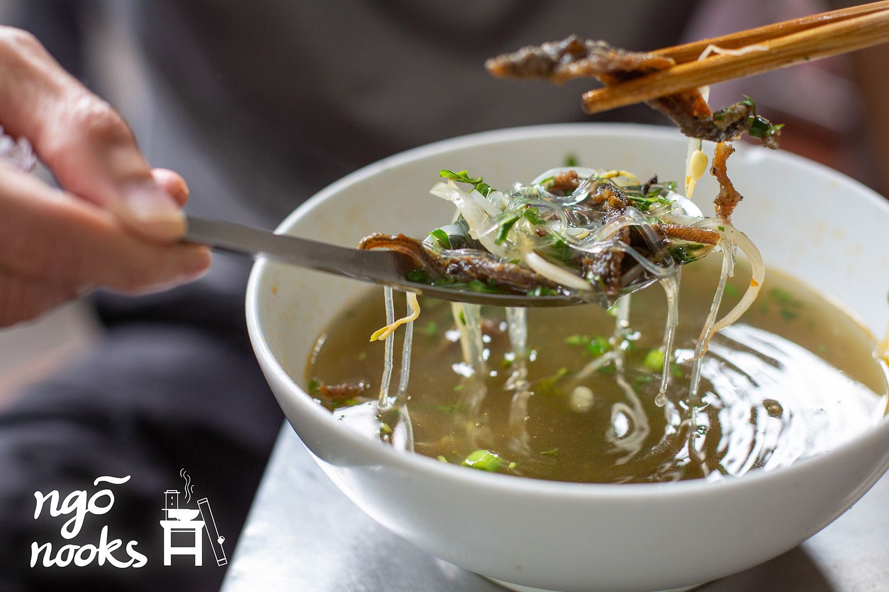 Ngõ Nooks: Crispy Fried Eels Complete This Warming Winter Soup Saigoneer.