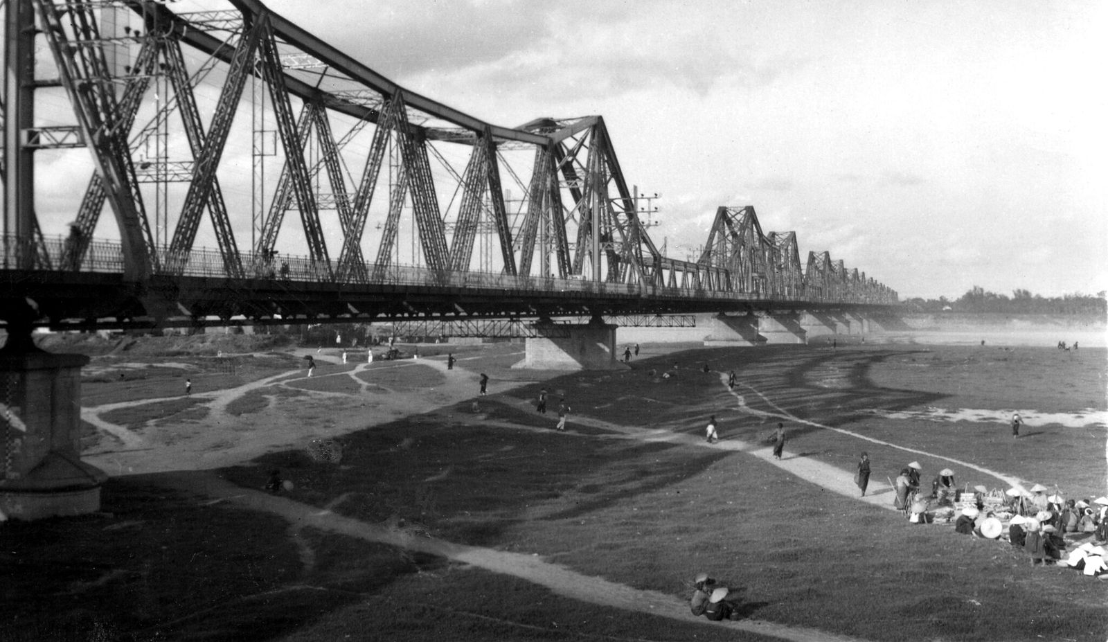 Kết quả hình ảnh cho [Photos] Monochrome Images Capture the Calmness of the Capital in 1939 Monday, 07 October 2019. Written by Urbanist Hanoi