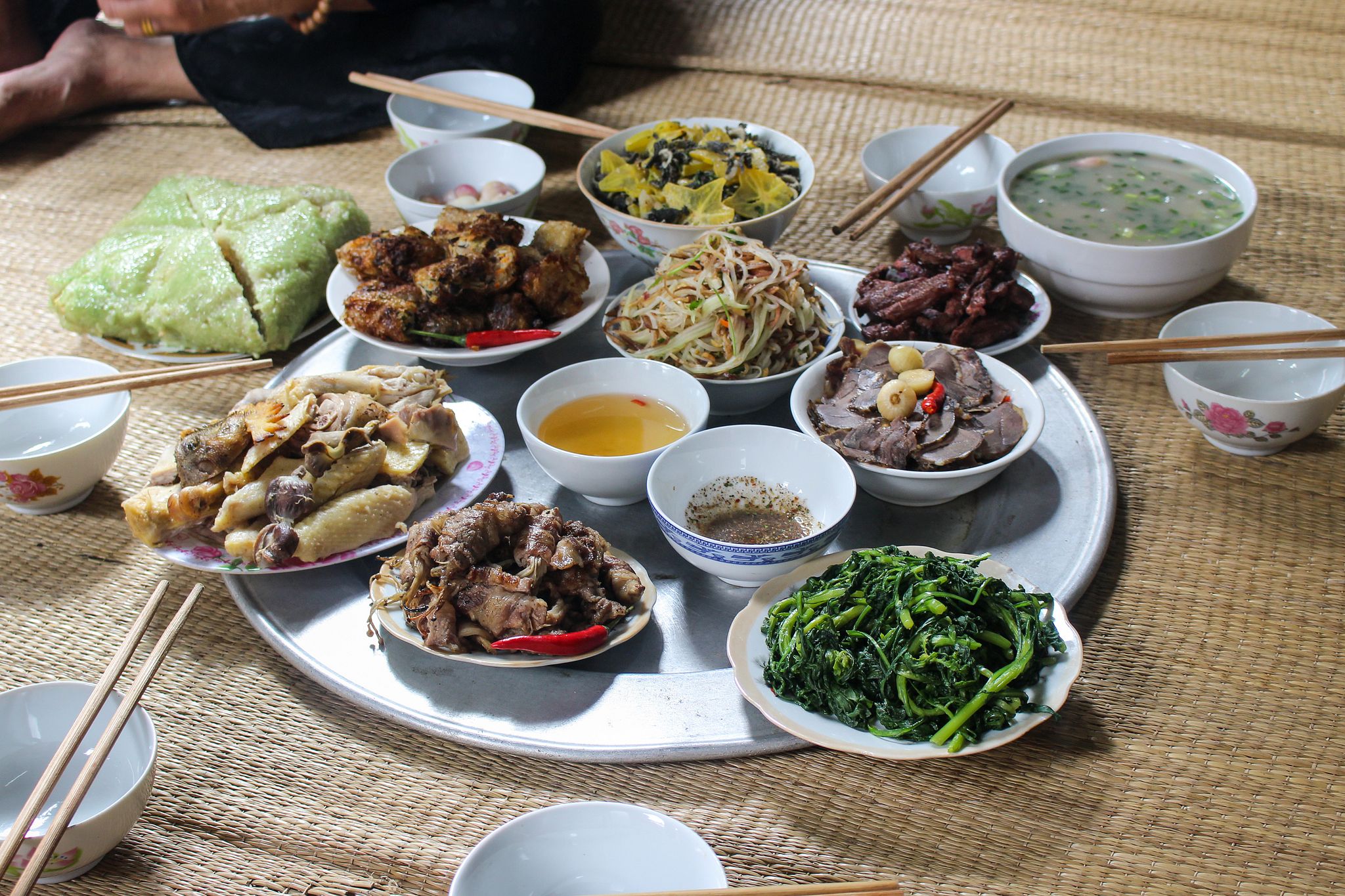 Cái mâm là vật dụng không thể thiếu trong bữa ăn của người Việt. Nó không chỉ đẹp mắt, mà còn giúp mang đến không gian ấm cúng cho gia đình. Xem những hình ảnh liên quan đến cái mâm Việt, chắc chắn sẽ mang đến cho bạn sự thích thú khi khám phá vẻ đẹp mang tính truyền thống của Việt Nam.