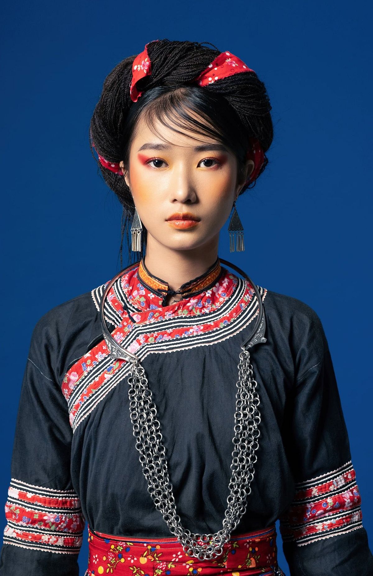 Trang phục dân tộc H\'Mông mang đậm nét văn hóa dân tộc và sự giao thoa giữa màu sắc, họa tiết truyền thống cùng hiện đại. Cùng khám phá vẻ đẹp trầm lắng và tự do của trang phục đặc trưng này.