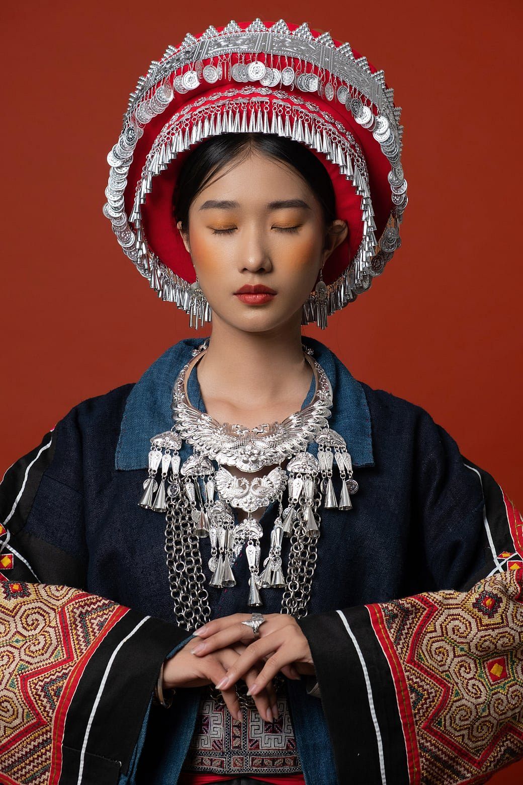 Vật liệu và Màu sắc trong Trang phục Mông