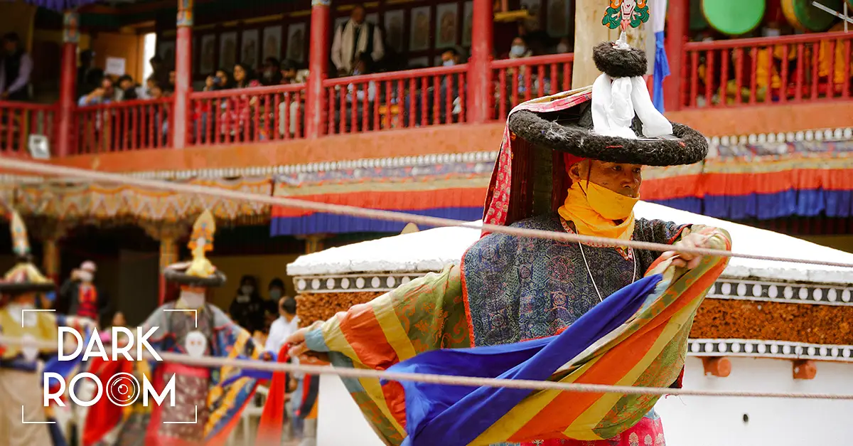 Lễ hội Hemis Tsechu là một trong những lễ hội truyền thống đầy màu sắc và âm nhạc của người dân Bhutan. Những trình diễn múa, nhảy và ca hát của đàn ông và phụ nữ trong trang phục truyền thống sẽ đưa bạn đi vào một thế giới đầy ma mị và kỳ bí.