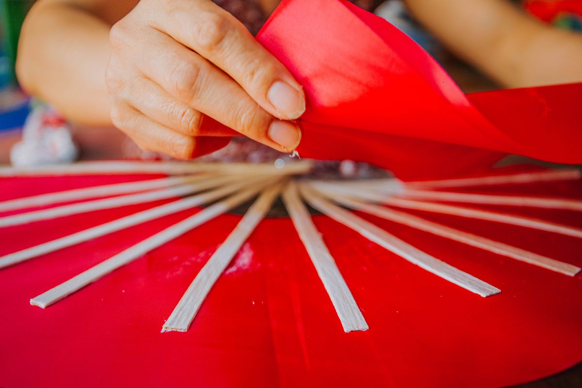 The art of making paper fans in Vietnam